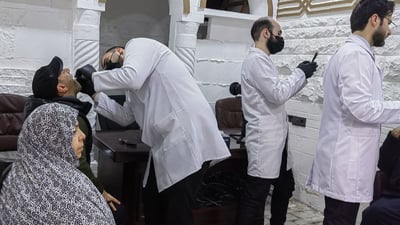 قلع وحشو وتنظيف.. طلبة طب يعتنون بأسنان أهل الموصل مجاناً في دكان أغذية (صور)