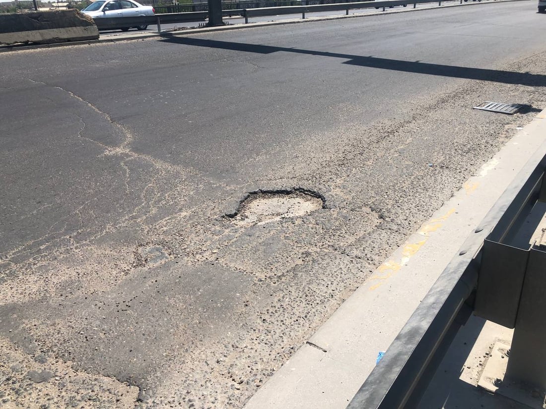 صور: “جسر بغداد” قد يشلّ الخط السريع.. لا تبليط ولا أسيجة منذ سنوات!