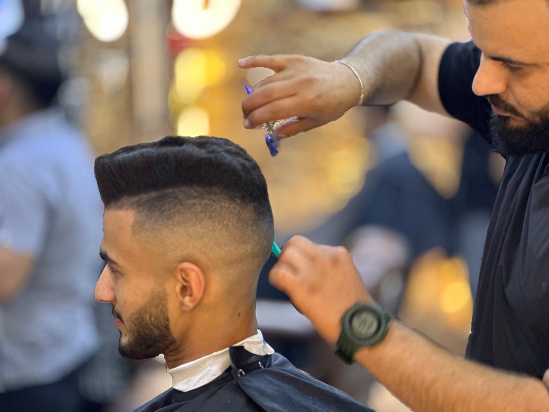 الحجز على الحلاقين بدأ قبل أسبوع.. “حديثة” تجهزت للعيد بنظام يمنع الزحام ونجحت