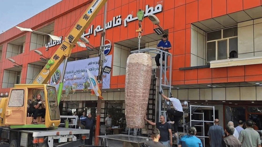 قاسم أبو الكص يجهز أكبر “شيش لحم” يوزع مجاناً في الأعظمية (صور)