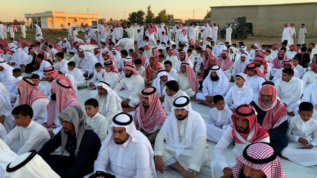 دشداشة بيضاء وشماغ أحمر.. أهالي عوينات يؤدون صلاة العيد ووصايا من الشيخ حماد نحيطر