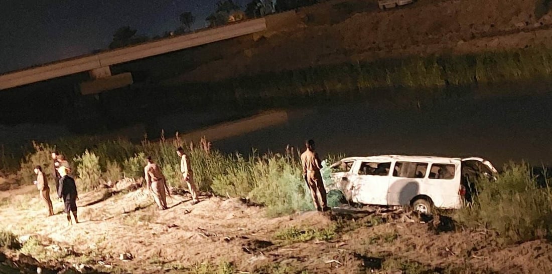 الشارع بلا دعامات.. وفاة سيدتين في السماوة بعد سقوط سيارة في نهر المالح (صورة)