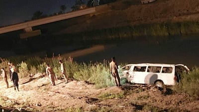 الشارع بلا دعامات.. وفاة سيدتين في السماوة بعد سقوط سيارة في نهر المالح (صورة)