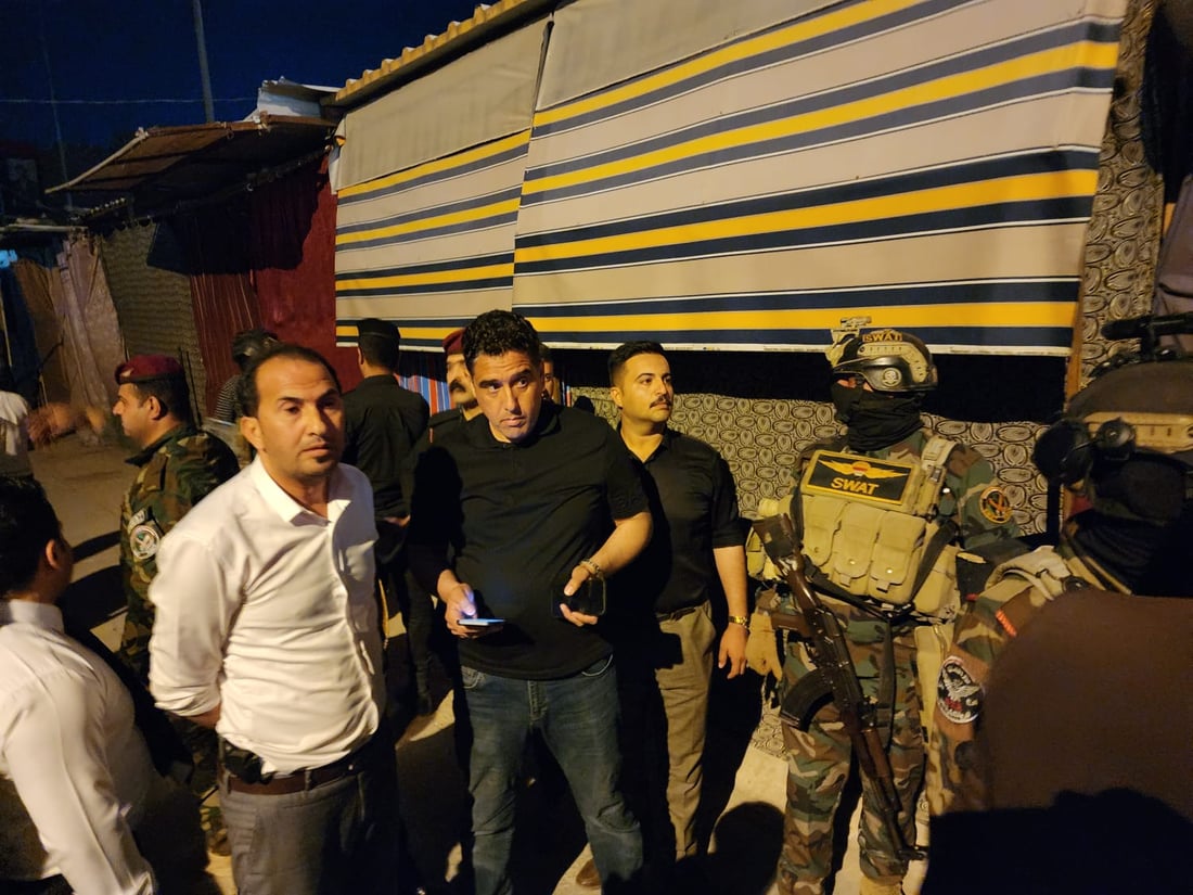 فيديو: “الوحش الأصفر” يباغت سوق الحلة ليلاً.. حملة لرفع التجاوزات بقيادة المحافظ