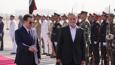 سەرۆكی ئێران تاجەگوڵینەی لەسەر مۆنۆمێنتی سولەیمانی و ئەبومەهدی دانا