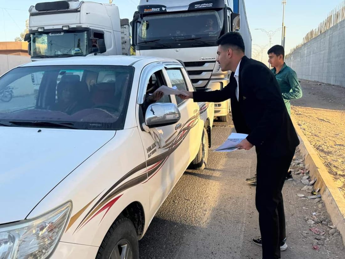 گەنجی خورماتوو خۆبەخشانە رێنمایی بەسەر شۆفێرانی رێگای کەرکوک – بەغدا دابەشدەکه‌ن