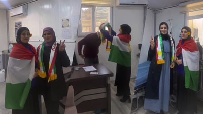 فەرمانبەرانی بنکەیەکی تەندروستی بە شێوازێکی خۆیان پاڵپشتی رۆژئاوای کوردستان دەکەن  