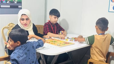 كادر نسائي مختص.. 9 صفوف مجانية لمساعدة أطفال خور الزبير ضد التوحد (صور)