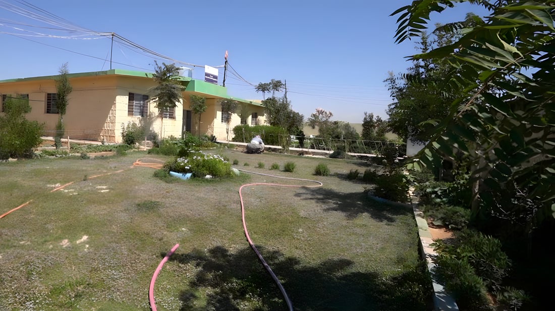 هذا “حدقجي” أم فنان؟.. صور مع الحارس المخلص من حديقة مدرسة اليرموك