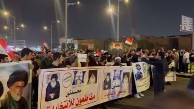 تظاهرة الصدريين ضد الانتخابات: شيوخ ورجال دين يتقدمون لافتات المقاطعة في البصرة