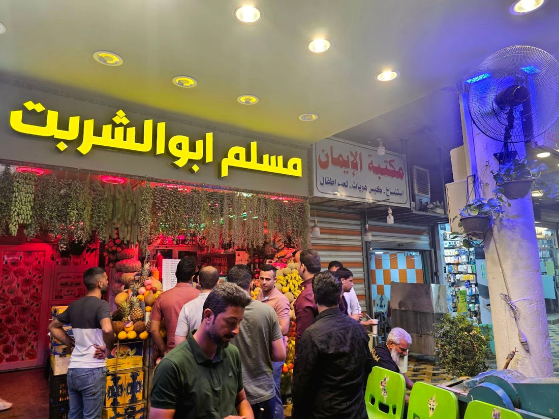35 عاماً من العصير في طويريج عند “مسلم”.. يعرف تحدي المدينة ولا يخذل زبائنه