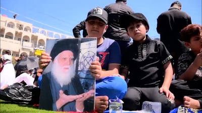 شاهد حشود الصدريين في كرخ بغداد.. صلاة موحدة لأجل الغدير ودعوة زعيم التيار