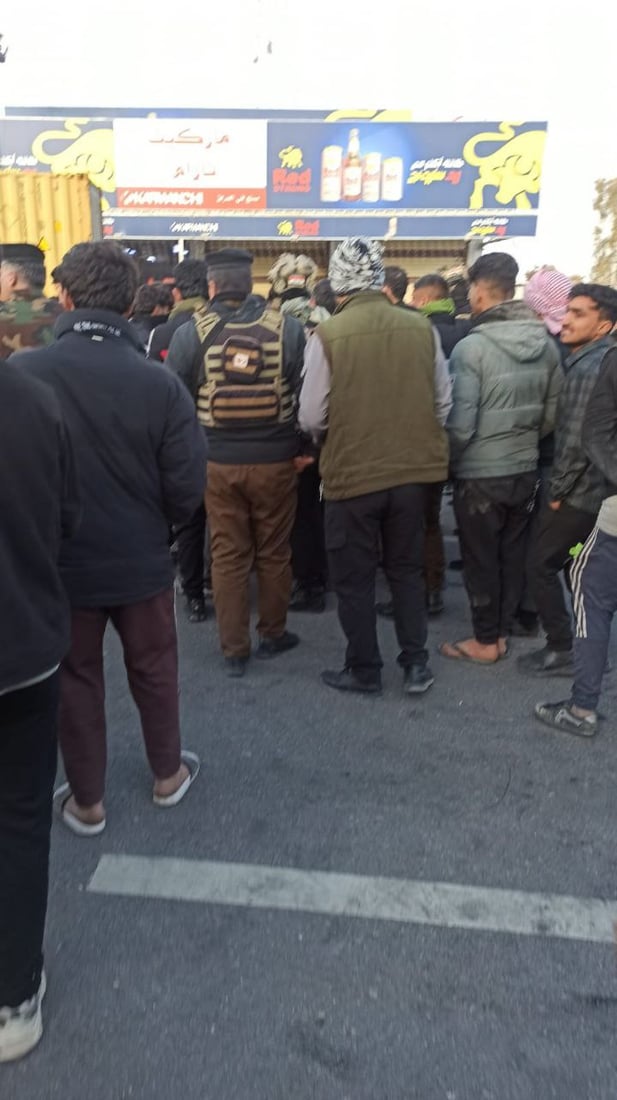 صور: أصحاب “التريلات” يغلقون الطريق بين كركوك وأربيل بالإطارات المحترقة