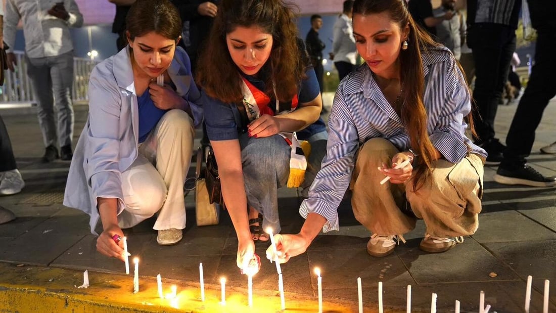 حزن تحت نصب التحرير.. ناشطون يوقدون الشموع في الذكرى السادسة لاحتجاجات تشرين