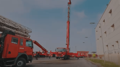 پاڵەوانانی ئاگرکوژێنەوە راهێنان لەسەر ئۆتۆمبێلە زەبەلاحە دەکەن