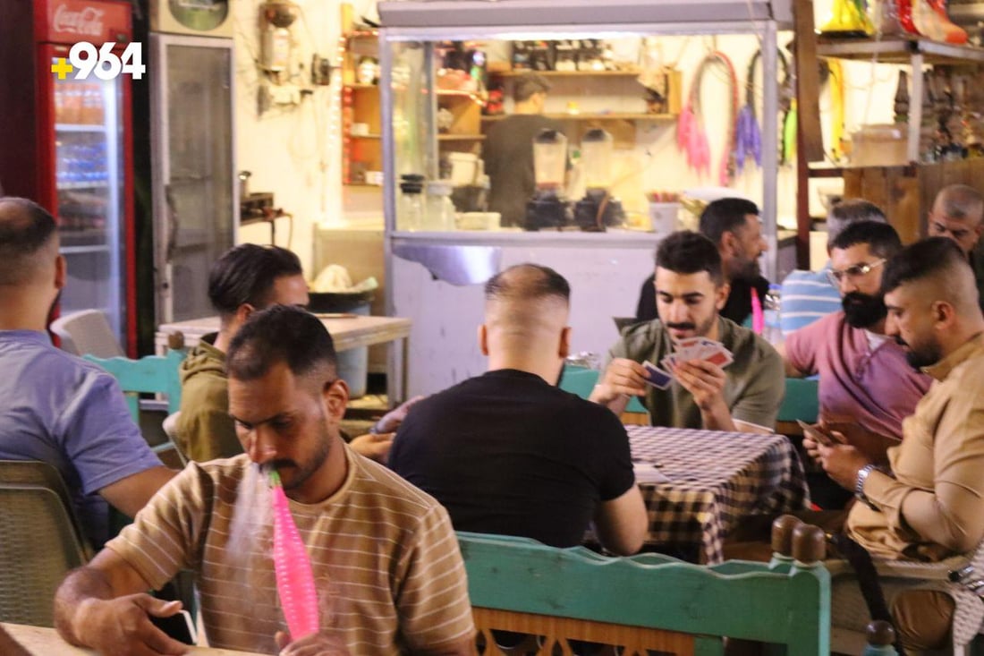 ماذا نفعل قبل الشتاء.. صاحب مقهى الريف في الحرية يشرك زبائنه في حوار ديمقراطي!