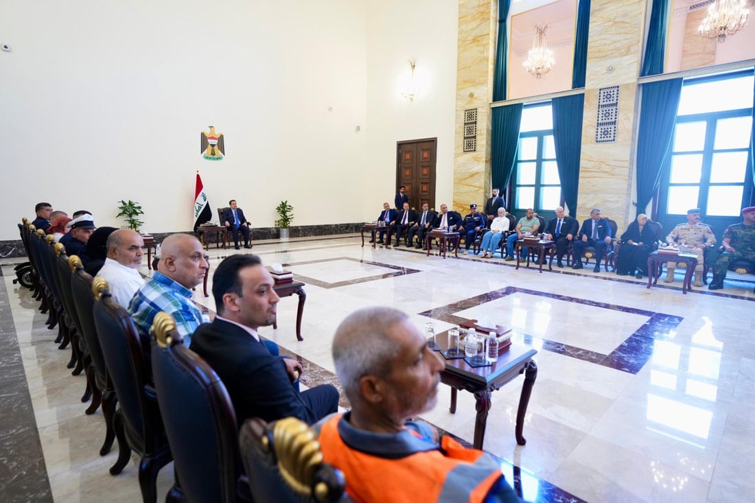 السوداني يكرّم 50 موظفاً متميزاً ويتحدث عن قصصهم بإعجاب (صور)