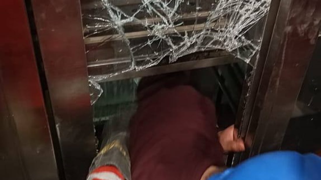 صور من عملية انقاذ شاب علق في مصعد مقهى “انتيكا” الموصلي