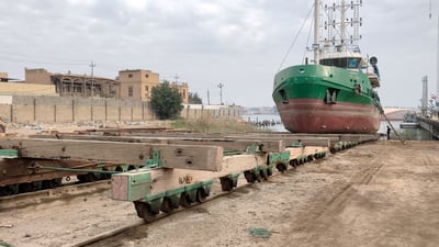 50 عراقياً يرفعون السفن رفعاً على مزلق العشار بمكائن الحرب العالمية