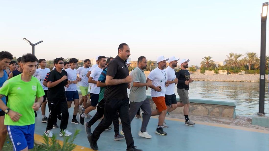شباب بابل يتجمعون أسبوعياً على الكورنيش لسحب الأقران من المقاهي للرياضة