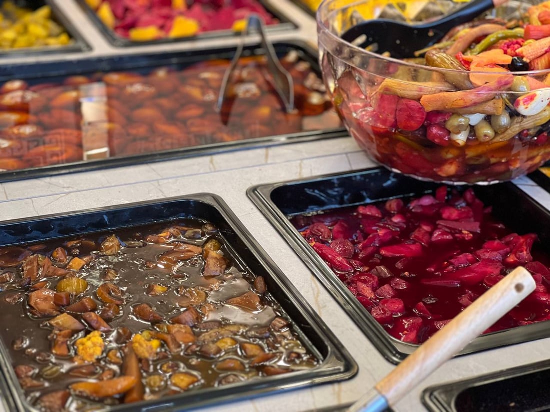 الإماملي نقل طرشي الموصل و14 نوع زيتون إلى داقوق مع فلفل من مزارع المدينة (صور)