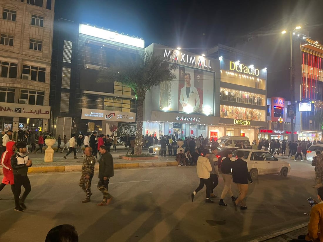 الوضع في شارع السناتر بكربلاء.. عوائل تحتفل ومواكب تطلق أناشيد دينية