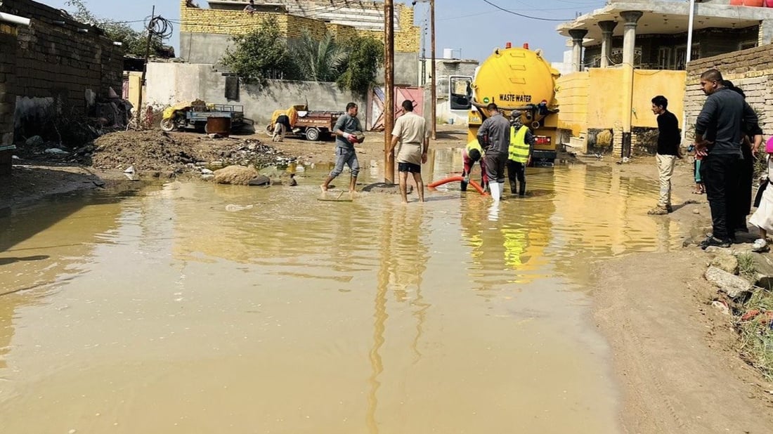 شاهد: الوضع مسيطر عليه شمال البصرة.. مير عثمان والجلال تواصل سحب مياه الأمطار