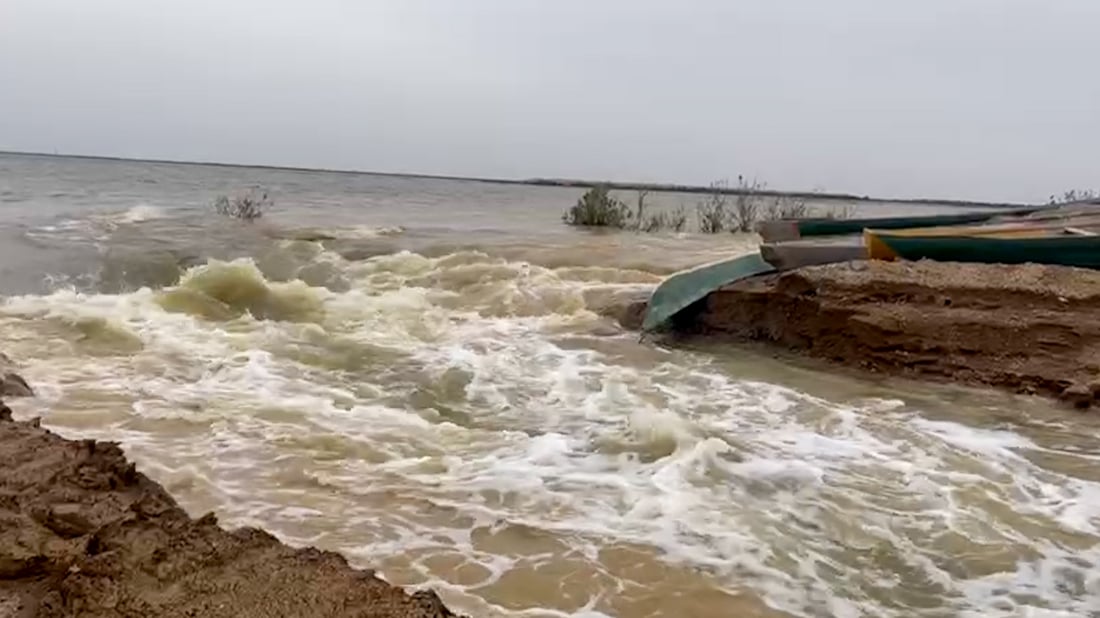 فيديو: كسر سد في هور أم النعاج يهدد منازل قرية الترابه.. استنفار بقلعة صالح
