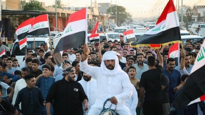 صور: خيالة بالأعلام العراقية يستقبلون مدير الوقف السني السابق في الضلوعية