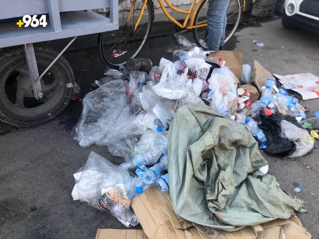 عامل نظافة يحتج على تجار البياع: شارع عشرين أرهقنا والحر قاتل (صور)