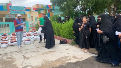 أبو غريب: متطوع يجمع التبرعات للفقراء.. سلة رمضانية لكل أسرة تعيلها امرأة