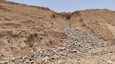 شوێنەواری گەرمیان تا ئێستا پشکنینی بۆ ئەو دیوارە کۆنە نەکردووە کە گومان دەکرێت شوێنەوار بێت