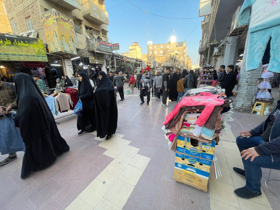 إنه أكثر مكان إثارة للمتاعب.. بلدية النجف في كر وفر مع بسطات شارع الصادق