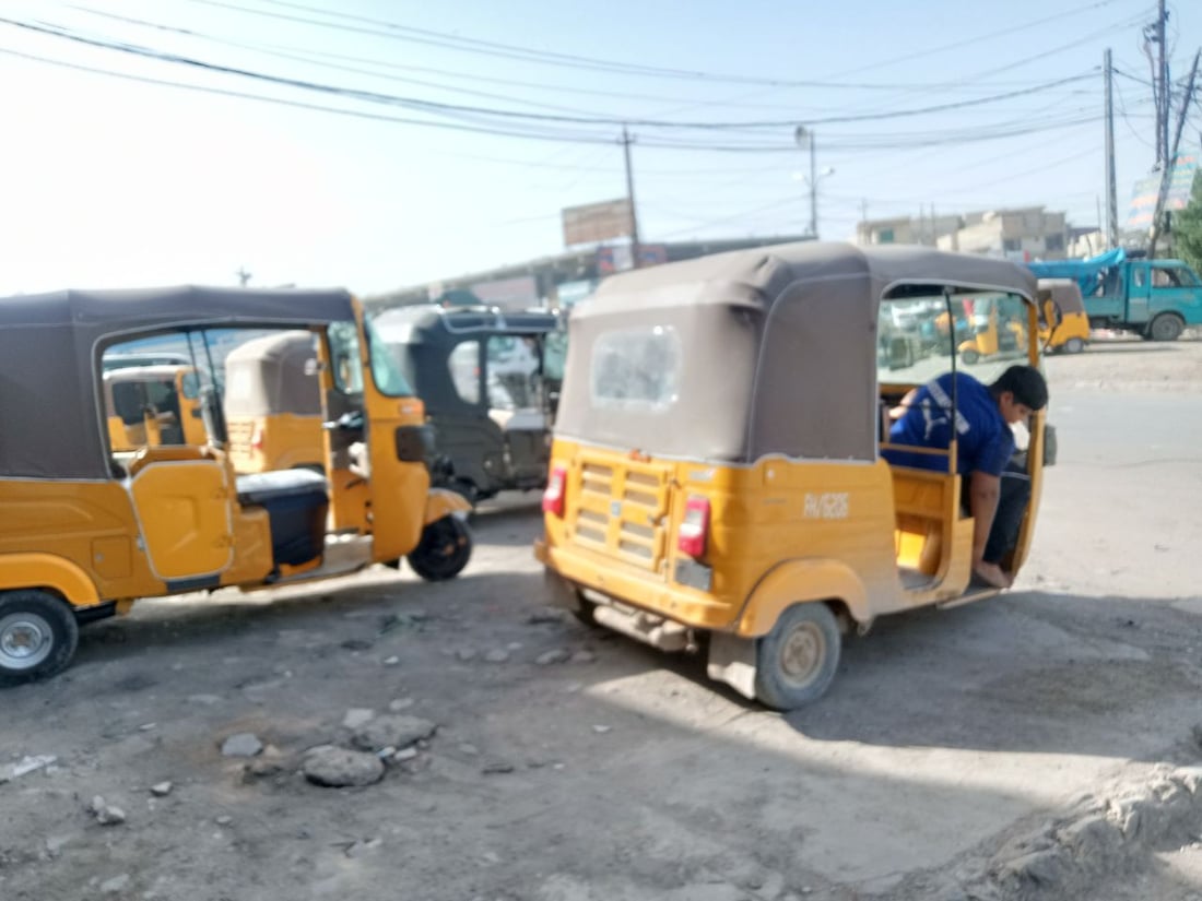 قلق في المشتل من حوادث “التكتك”.. الأهالي يطلبون حضور المرور في شارع المدارس