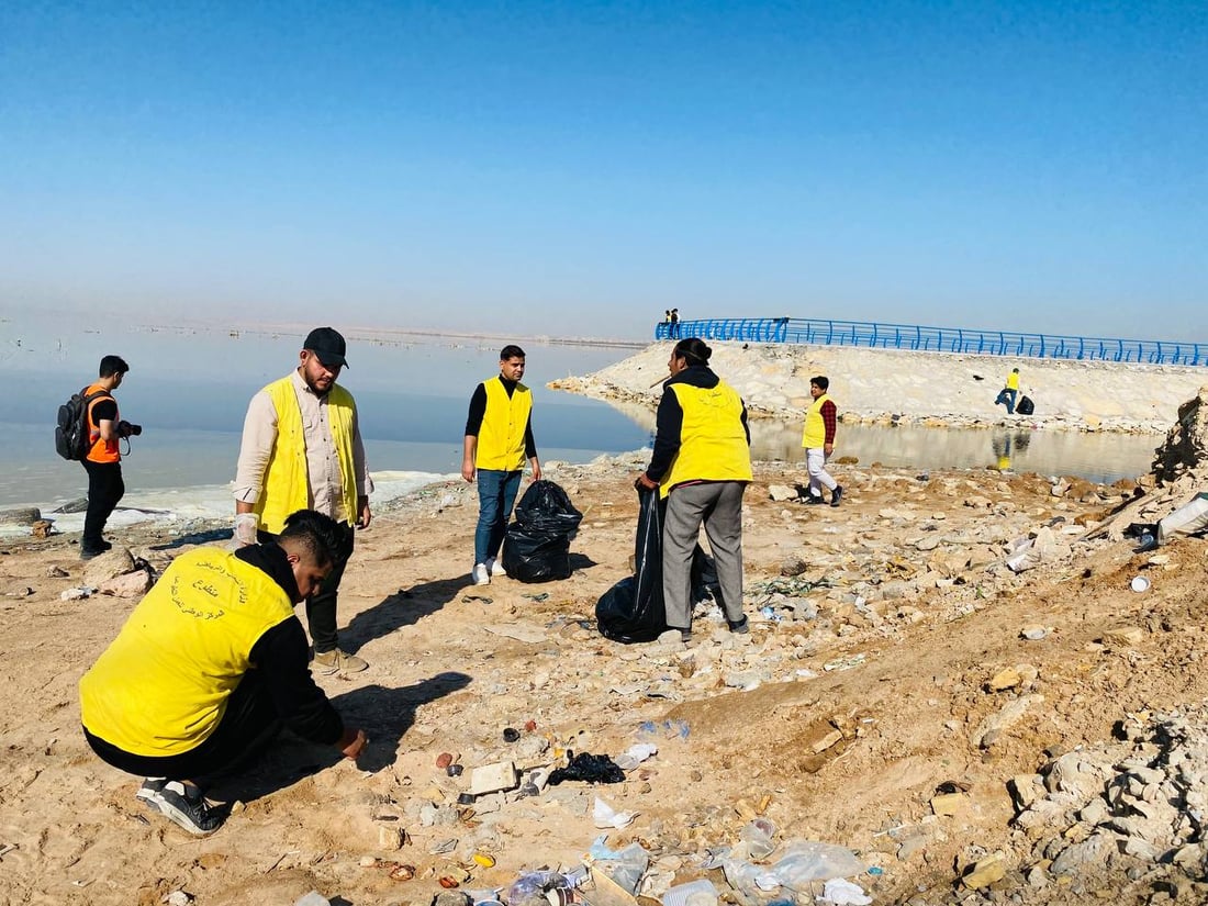 عشرات المتطوعين.. استراحة بحر النجف أجمل بعد حملة اليوم العالمي (صور)