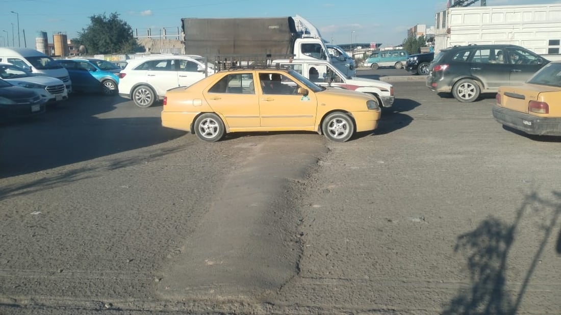 صور: أزيلوا المطبات أمام كراج البياع.. رداءة الشارع كفيلة بتخفيف سرعة السيارات!