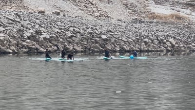 لە دەریاچەی دوکان پێشبڕکێی پادل بۆرد بەرێوەدەچێت