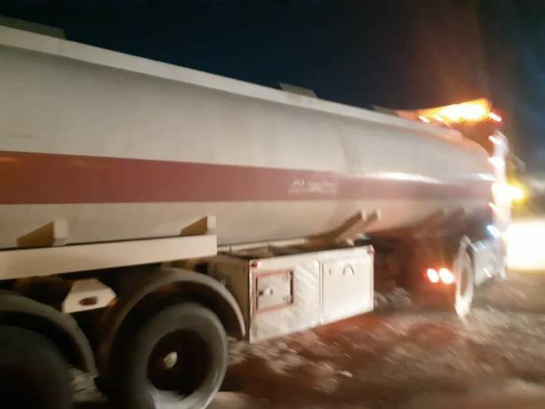 الموصل: سيارة صغيرة تجبر “تنكر” بنزين على الاصطدام بعامود كهرباء