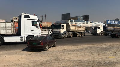 مخاطر حتى أثناء التصوير و”تريلات” تخرج من كل مكان.. 964 في بازوايا (فيديو)