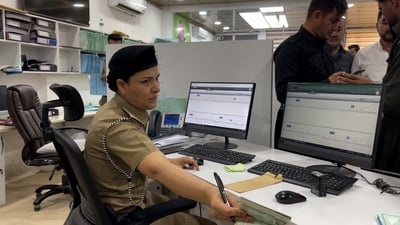 العقيد إخلاص.. أمّ تتعمق في أدب الانكليز وتدقق جوازات السليمانية (فيديو)