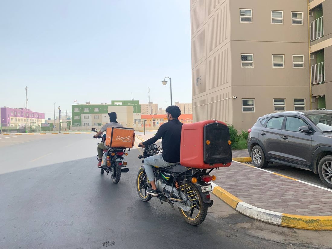 الدليفري لا ينام في بسماية.. 500 “طلبية” في اليوم والحراس حفظوا كل الوجوه (صور)