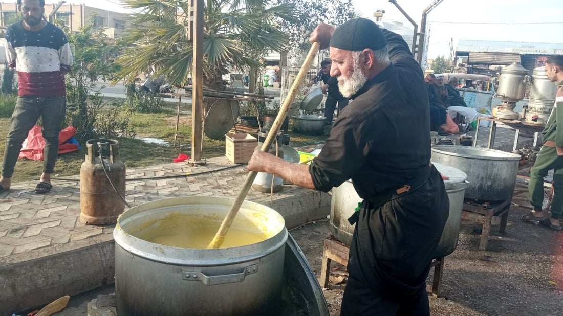 “أبو حديدة” في طويريج لم يتوقف عن طبخ الطعام وتوزيعه قرب مرقد أبي هاشم (صور)