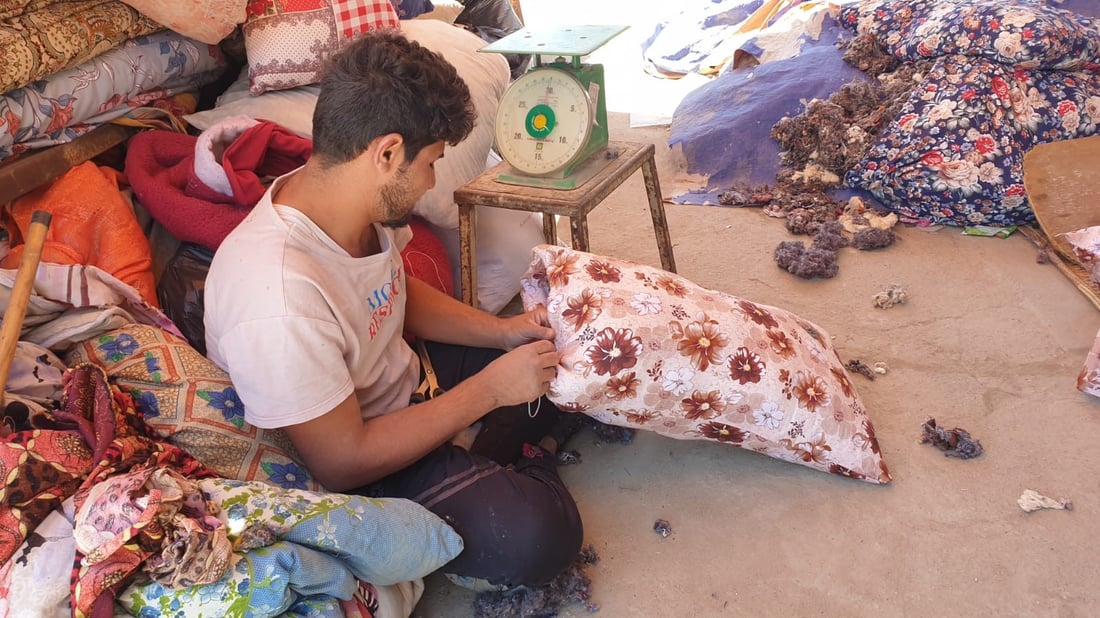 ندّاف ينافس المستورد بالقطن الطبيعي ويتعهد للزبون بـ”مخدة ألف ليلة وليلة” (صور)