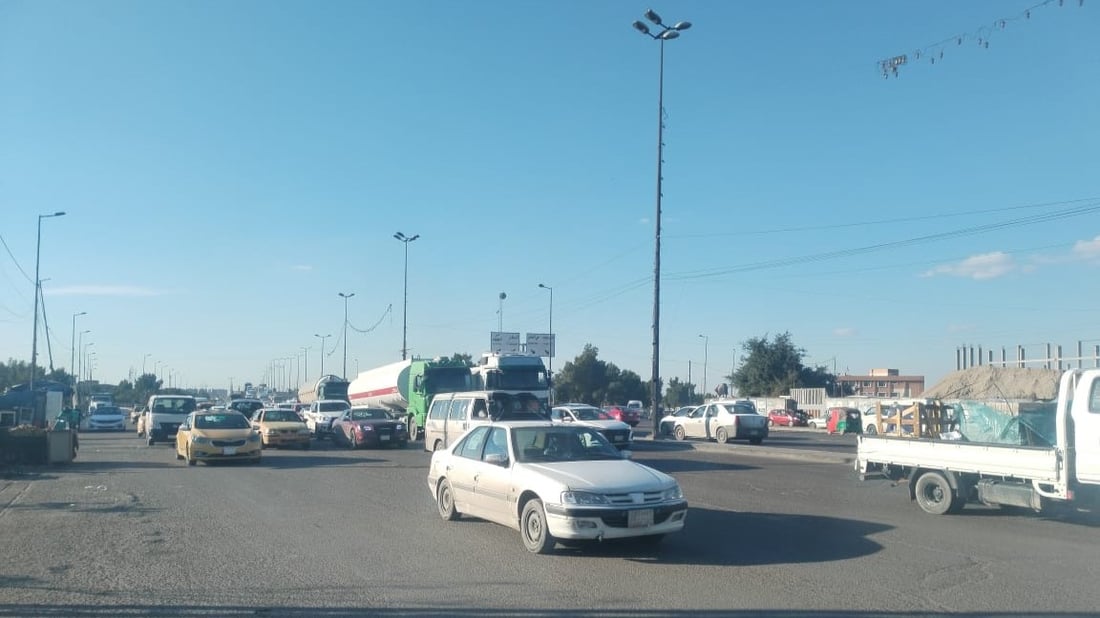 صور: أزيلوا المطبات أمام كراج البياع.. رداءة الشارع كفيلة بتخفيف سرعة السيارات!