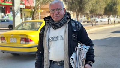 على دراجة “شامل الهموندي”.. الصحف الورقية مازالت تُوزّع في شوارع خانقين (صور)