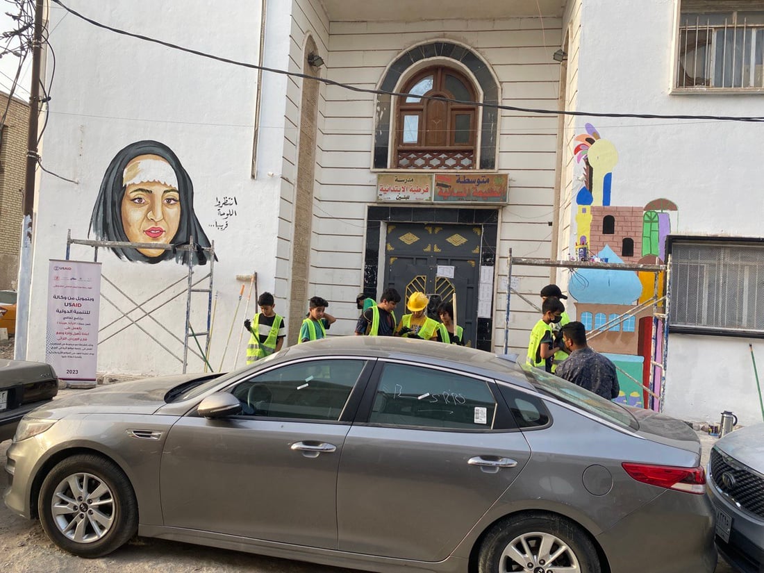 صور: جداريات ملونة بدل النفايات في أورزدي الناصرية.. حملة الشباب قرب جامع السعدون