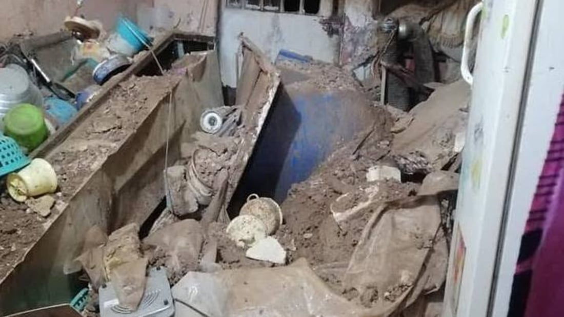 واسط: الدفاع المدني ينقذ عائلة محاصرة تحت أنقاض سقف منهار (صور)