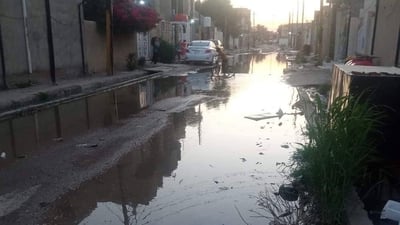 الكوت: حي “الحوراء” محاصر بطفح المجاري.. والأهالي يحصنون منازلهم بالأسمنت