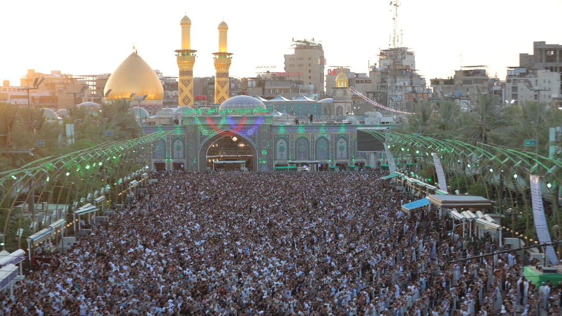 الآلاف تجمعوا في كربلاء.. صور من صلاة العيد بين الحرمين
