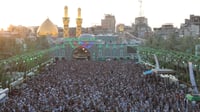 الآلاف تجمعوا في كربلاء.. صور من صلاة العيد بين الحرمين
